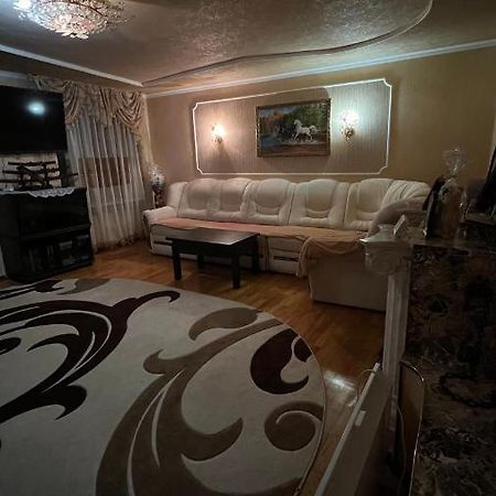 Просторі Та Комфортні Апартаменти «Д.І.М.» Kam'janec'-Podil's'kyj Esterno foto